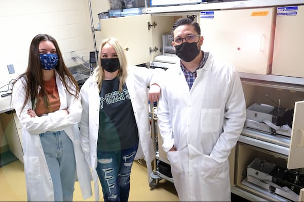 Student's and Professor work in Hillhouse Lab