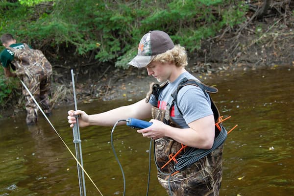 Student tests local water quality