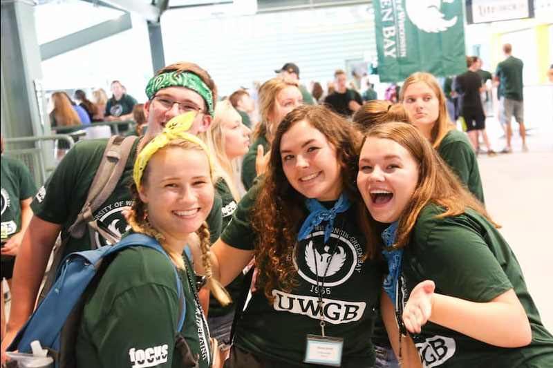 Group of smiling UW-Green Bay students