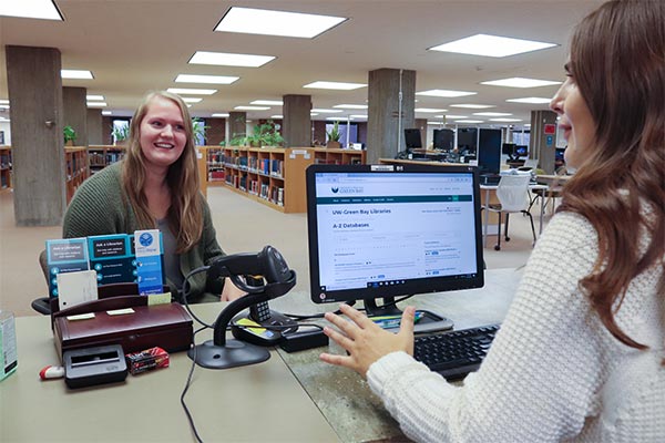 Student getting help from a UWGB librarian