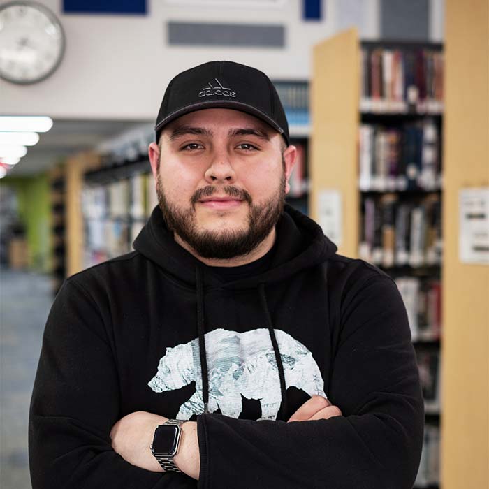 Carlos Galaviz en la biblioteca del campus UWGB Manitowoc