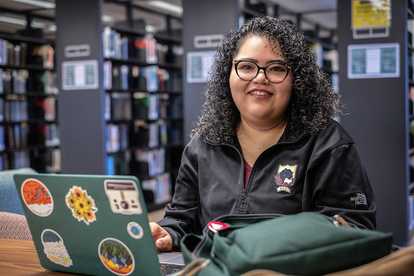 Fabiola Resendiz, estudiante de UW-Green Bay, en la biblioteca
