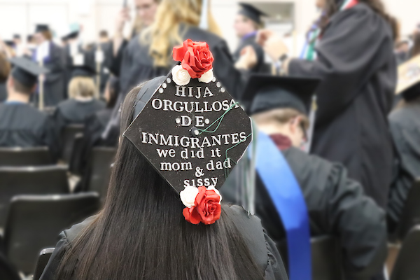 UW-Green Bay student's graduation cap with a message in Spanish.