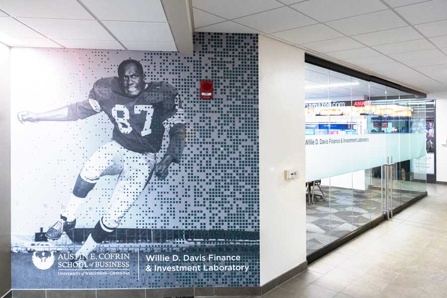 Mural of Willie Davis on the Willie Davis Finance and Investment Lab exterior