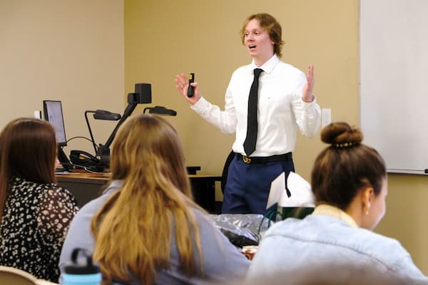 Erik Elliot gives lecture to management class
