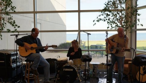 3 musicians performing in Manitowoc commons
