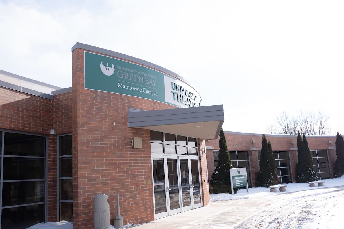 A group of UWGB, Manitowoc Campus building
