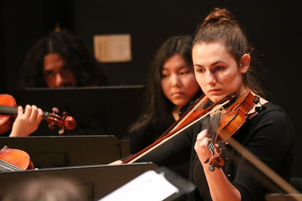 Students play the violin