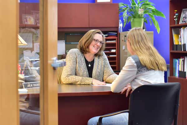 Student meets with UWGB professional advisor