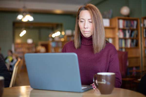 UWGB student applies for classes online