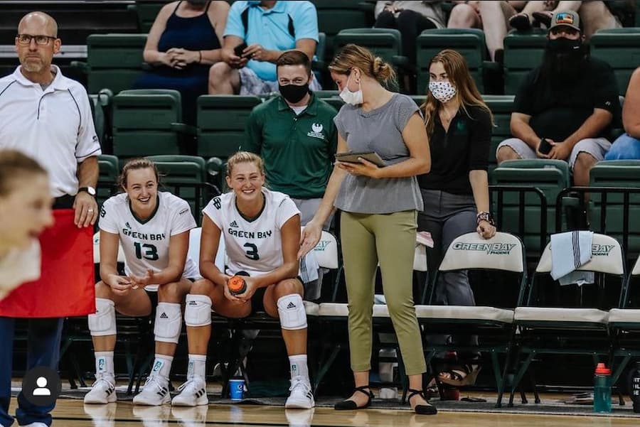 Sports Exercise and Performance Psychology student works with UWGB girls volleyball team