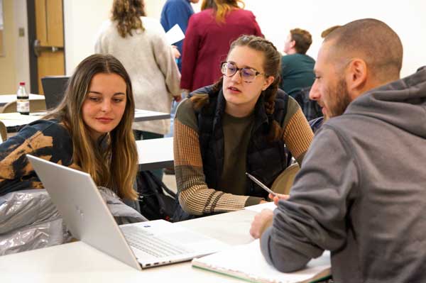 Students work on group project