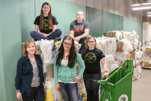 Plastic recycling with student volunteers