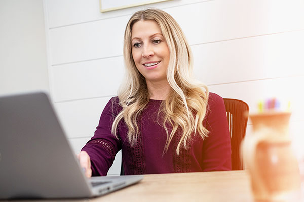 Anne flesch meeting virtually with a student