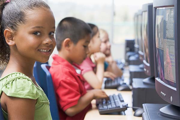Children working on the computer