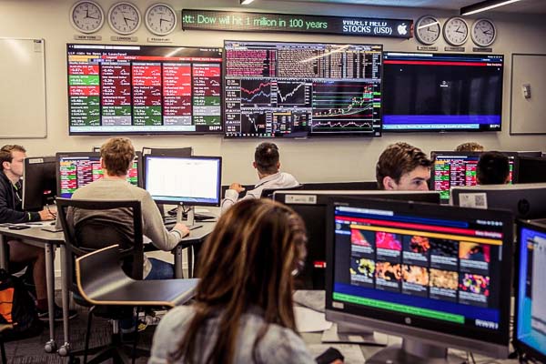 Students using screens in Finance Lab