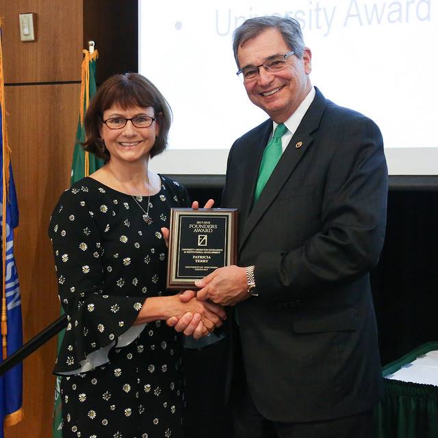 Patricia Terry getting the Founders Award