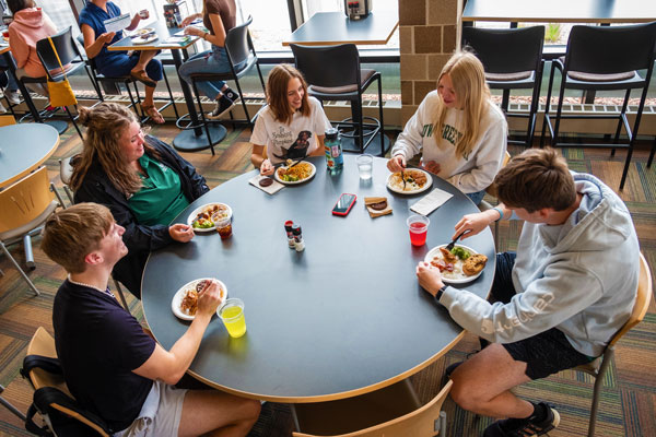 Group of students eating lunch together