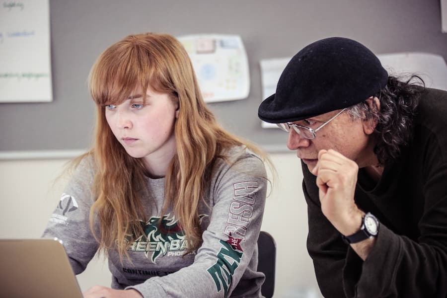 Associate Professor, Marcelo Cruz works with student at computer