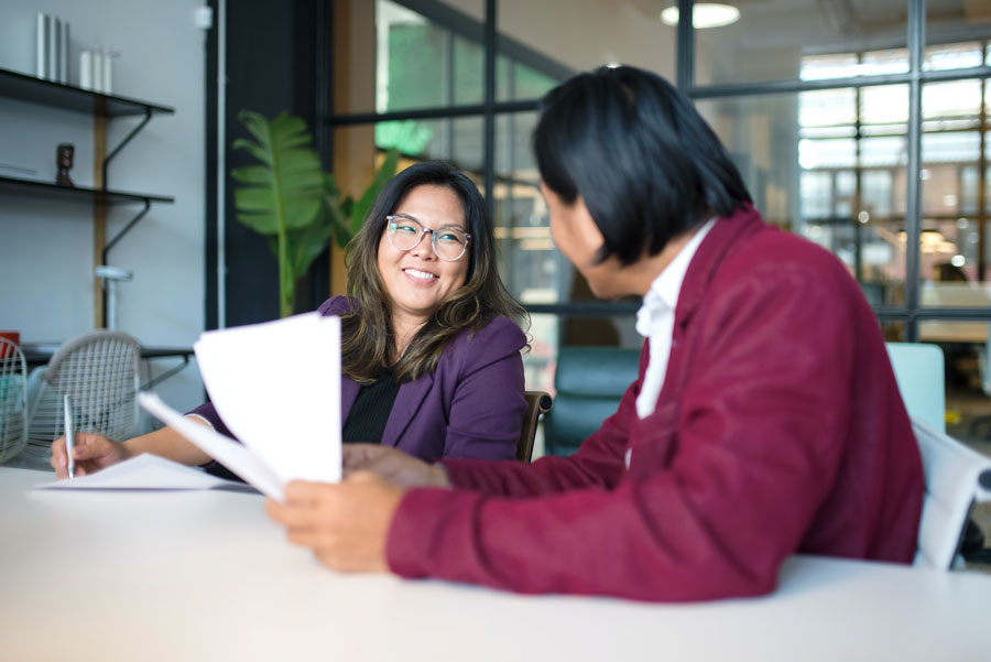 Male and female collegues having a discussion