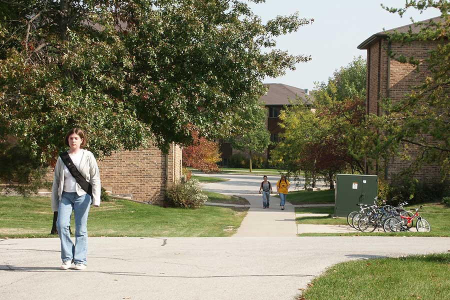 Students walking toward UWGB academic buidings from housing