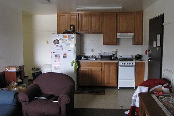 4-student traditional apartment kitchen