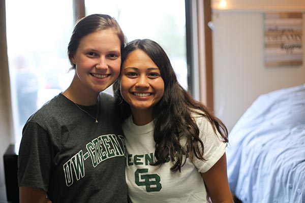 UWGB roommates at freshman move-in day