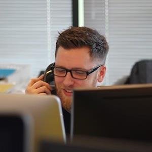 Service desk member on phone call