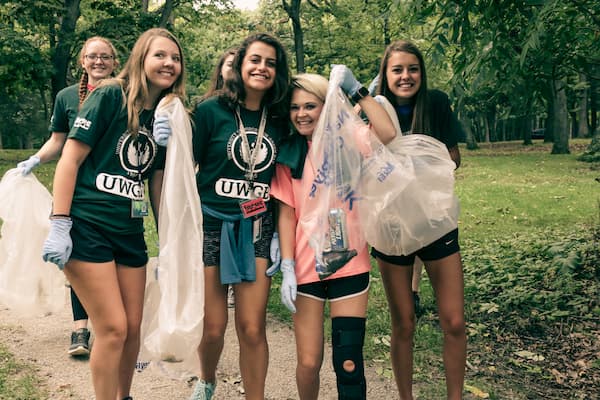Students volunteering by cleaning up litter at freshman welcome community service event