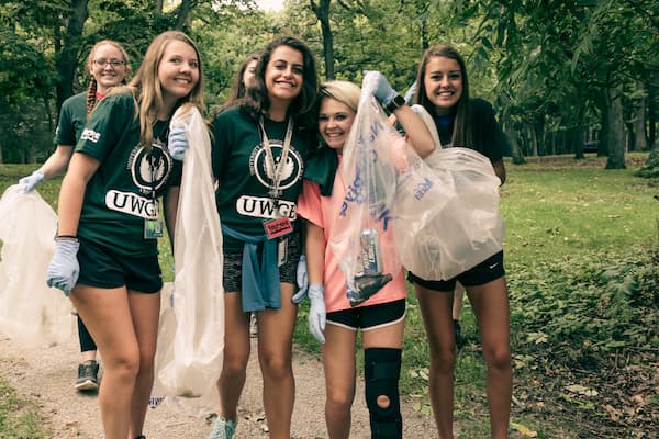 Students volunteering by cleaning up litter at freshman welcome community service event