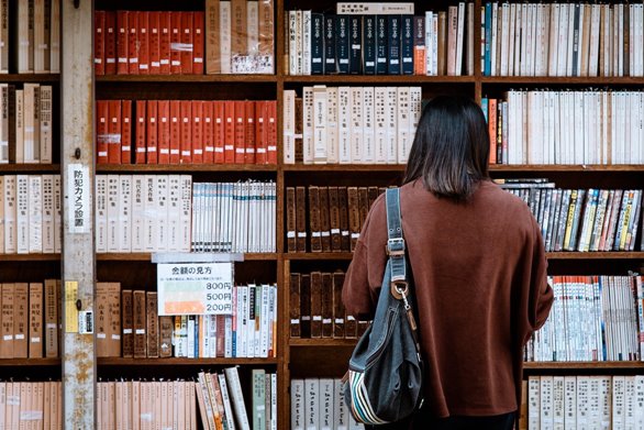 Woman looking at bookshevles 