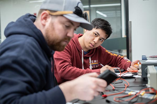 Students doing an electrical engineering experiment in the engineering lab