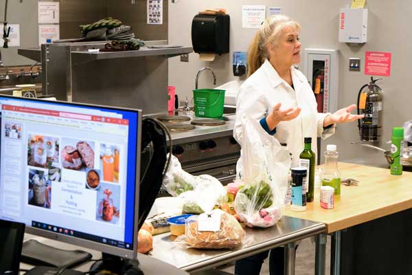 UW Green Bay professor teaches cullinary medicine