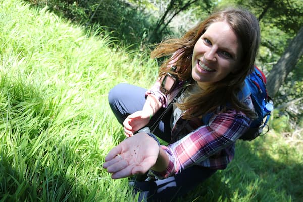 Students holds bugs at Cofrin Center for Biodiversity