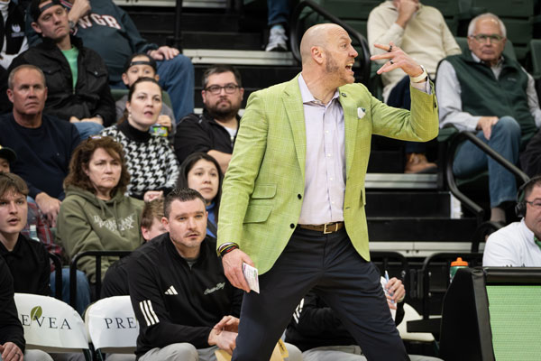 UW-Green Bay men's basketball coach during game