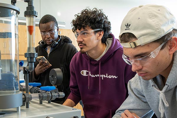 Los estudiantes de Ingeniería Mecánica de la UWGB realizan experimentos en equipos de mecánica de fluidos con bombas en paralelo durante el laboratorio de fluidos.