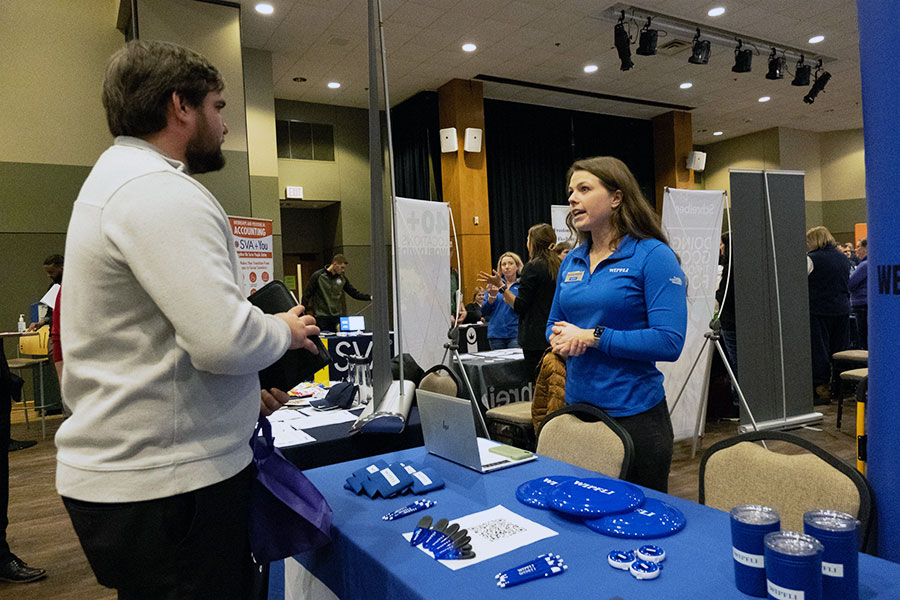 Wipfli rep speaks to a student at the UWGB Job Fair