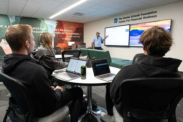 Students attend Personal Finance Lab.
