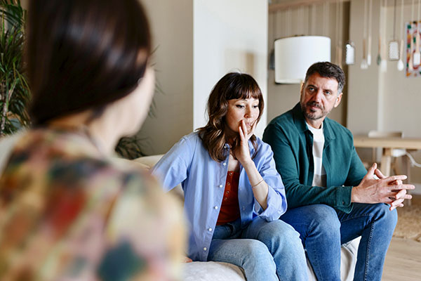 couple looking concerned during therapy