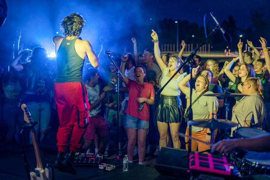 Students attend outdoor concert on campus