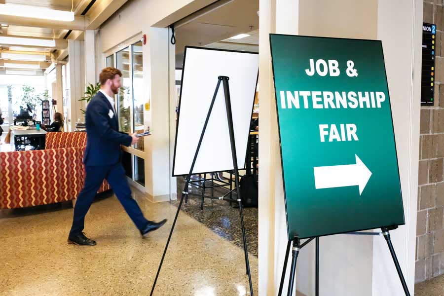 UWGB student attends job fair