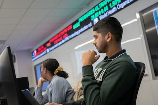 UWGB student in class in the Finance Lab