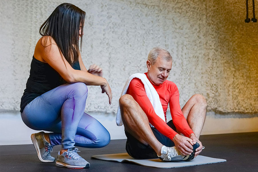 Personal trainer working with client
