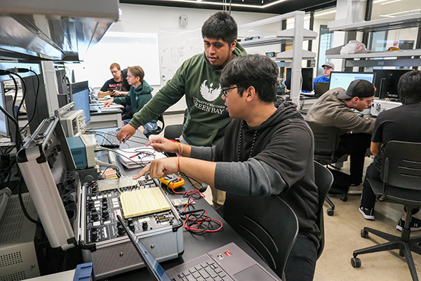 Students in the circuits lab