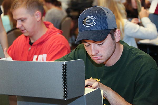 Students in UWGB Everybody Dies class using archives