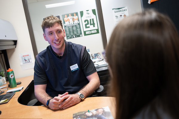 UWGB Transfer Admissions Counselor Erik meeting with a student