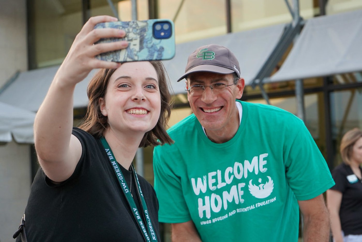 A student takes a selfie with Chancellor Alexander during. GB Welcome event