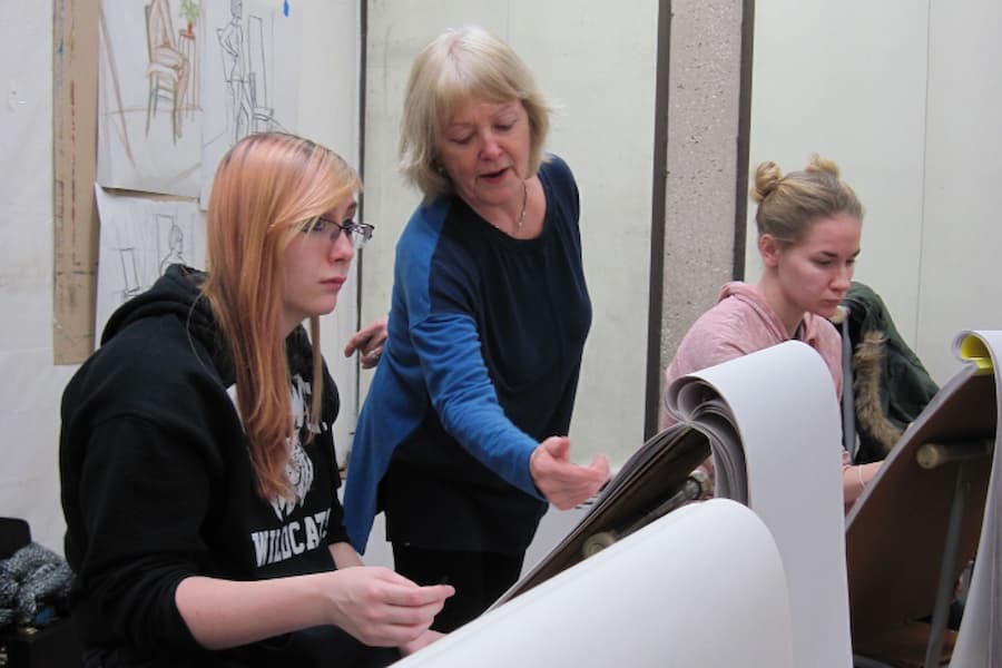 Students work with visiting artist in drawing studio