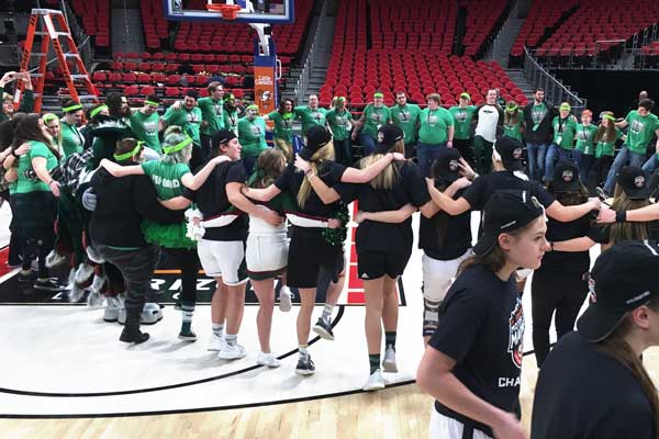 UWGB girls basketball team celebrates win