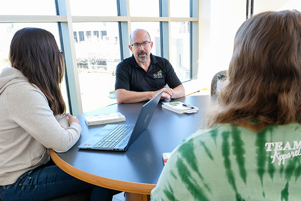 John Arendt in discussion with sustainability students